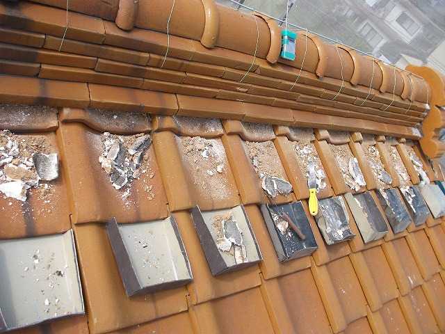 棟の下の既存の漆喰を撤去